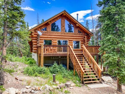 Log Home w/ Epic Mtn Views, Large Deck, Pet Friendly - Ptarmigan Lodge