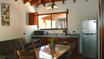 Kylskåp, mikrovågsugn, spishäll och kaffe- och tebryggare