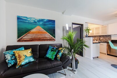 Trendikäs ja Viihtyisä 4 Korttelia Rannalle, Jossa on Katettu Terassi, Jossa on Bbq-maksuton Pysäköinti!