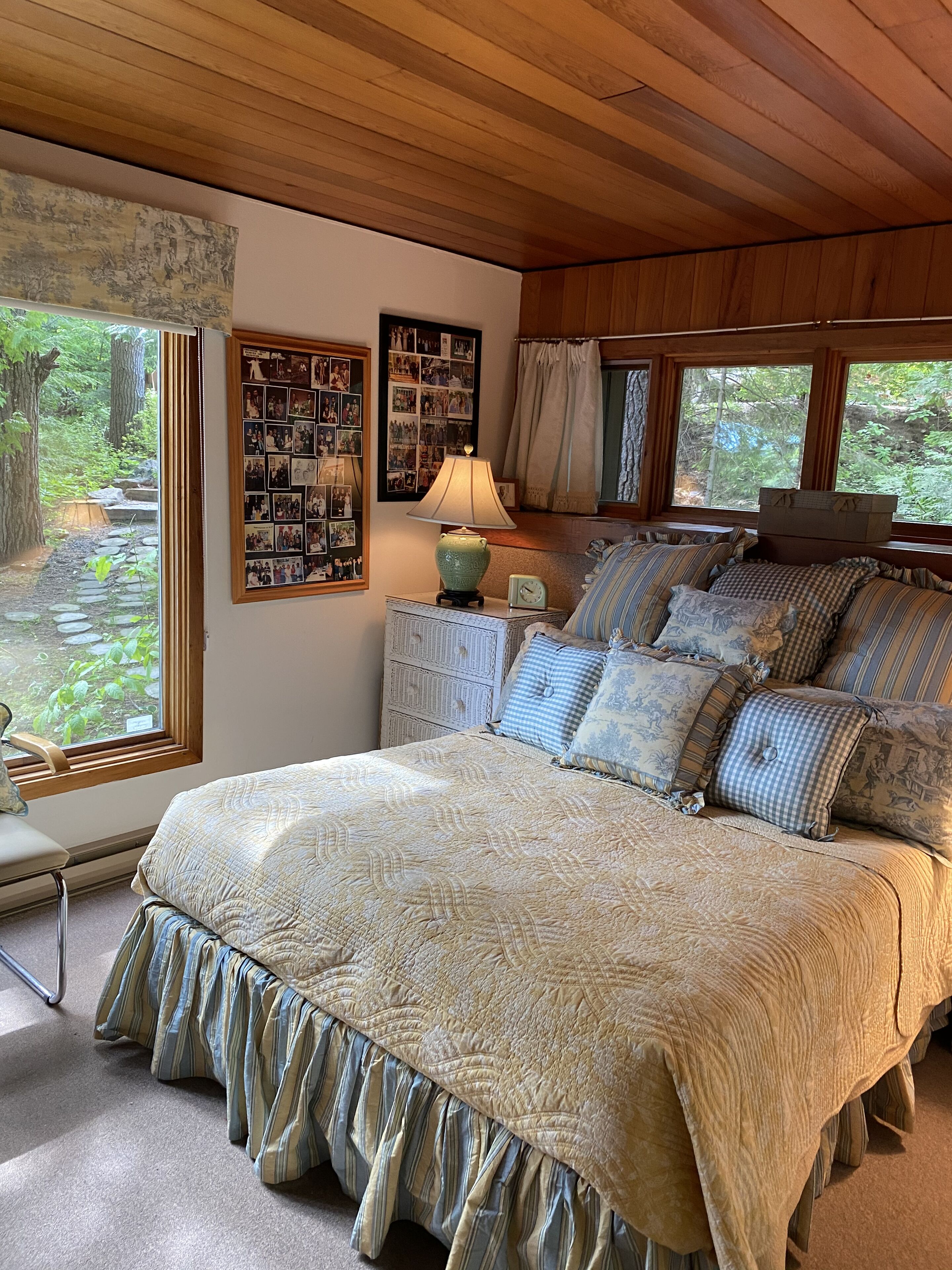 6 bedrooms, desk, iron/ironing board, travel crib