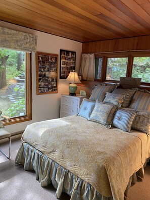 6 slaapkamers, een bureau, een strijkplank/strijkijzer, reisbedje