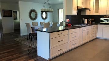 Frigorífic, microones, forn i placa de cuina