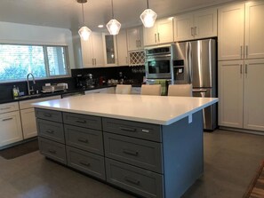 Réfrigérateur, micro-ondes, four, plaque de cuisson