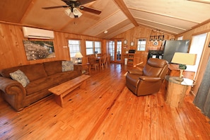 Una Smart TV, un reproductor de DVD, libros