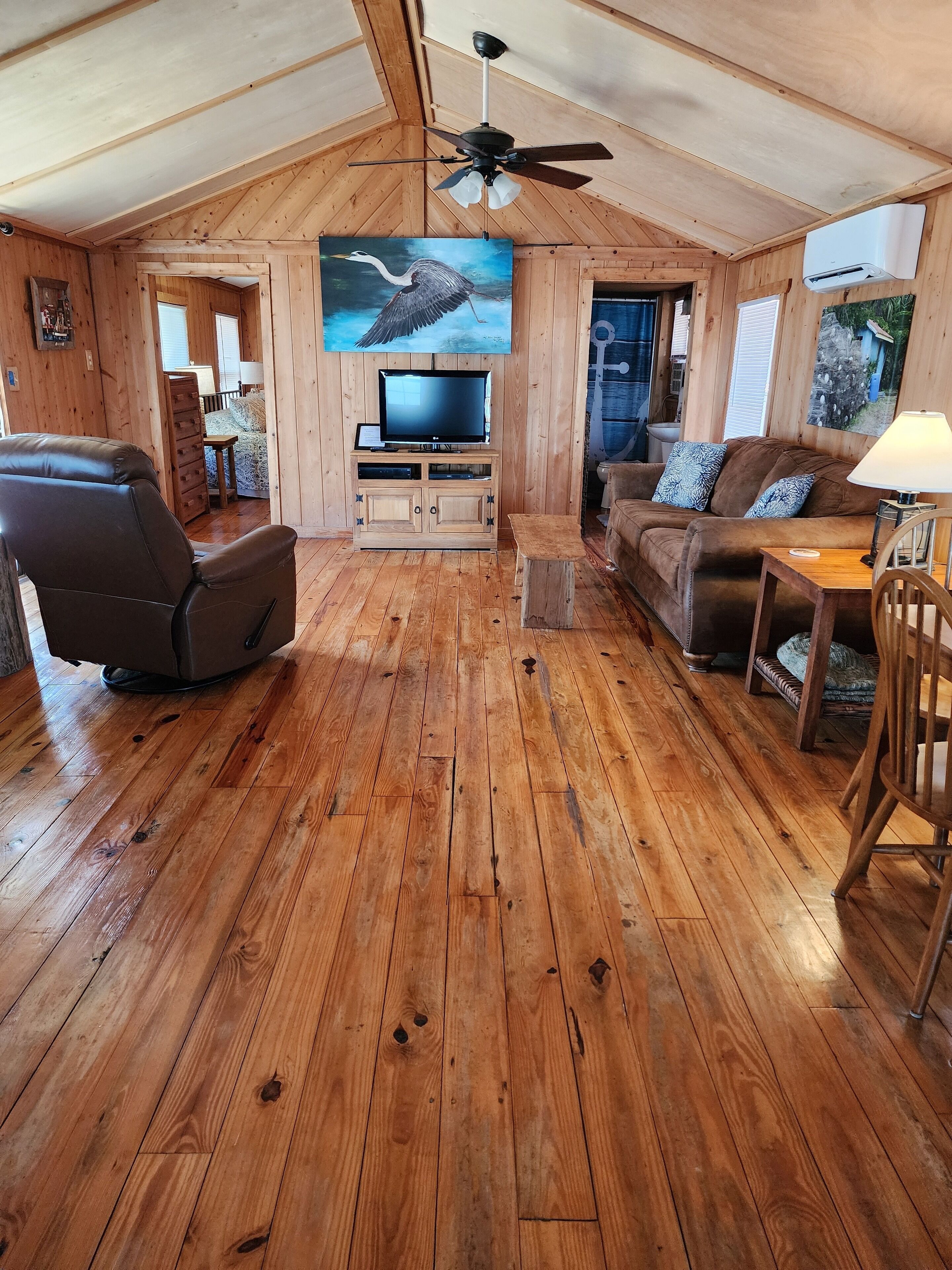 TV connectée, lecteur de DVD, livres