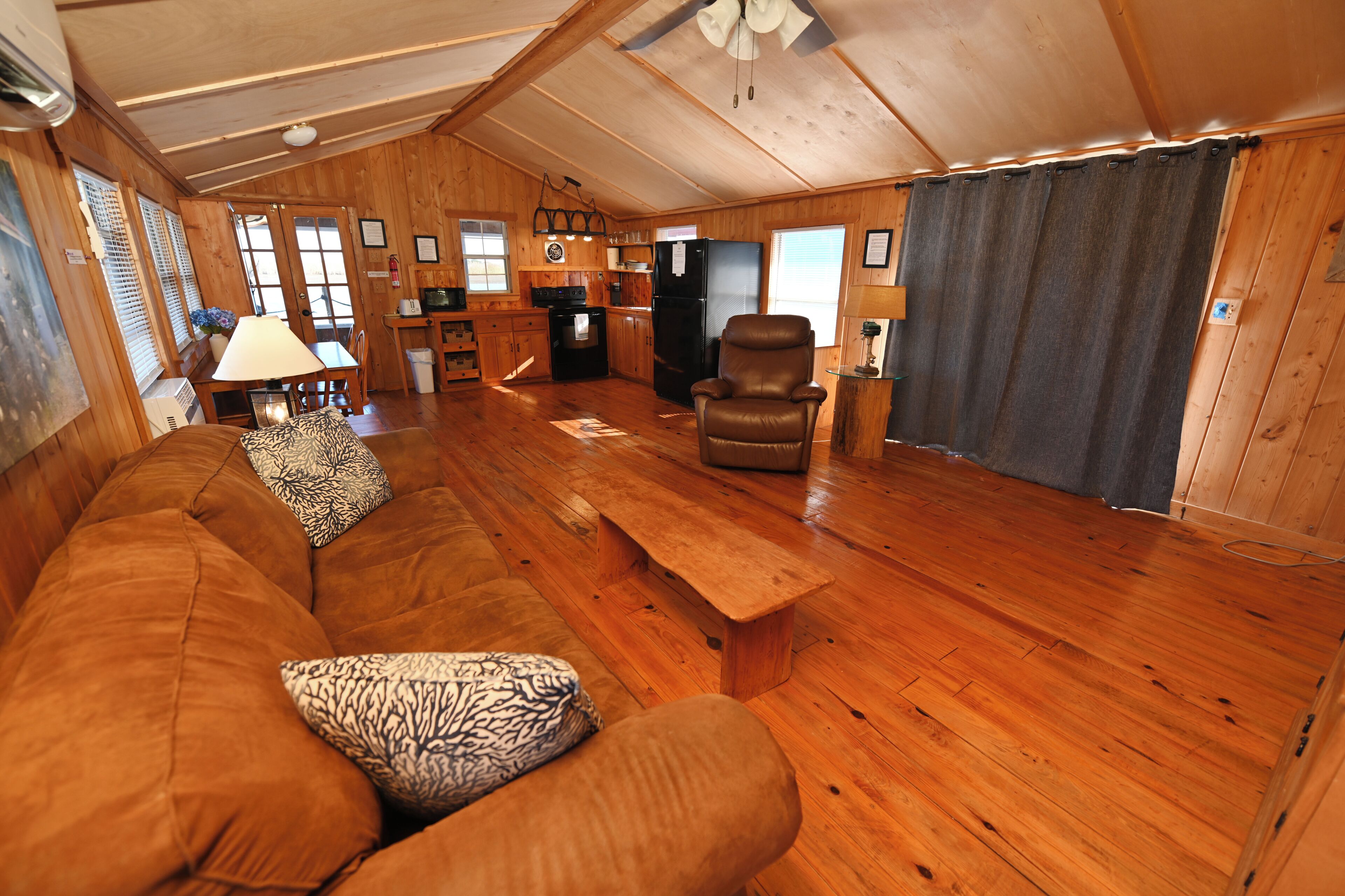 TV connectée, lecteur de DVD, livres