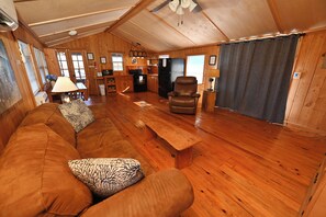 Una Smart TV, un reproductor de DVD, libros