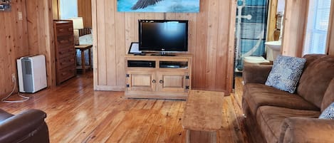 TV connectée, lecteur de DVD, livres