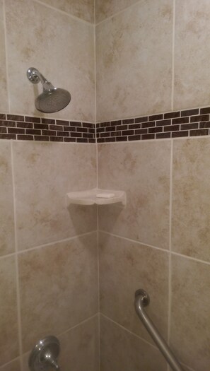 Secador de cabelo, toalhas de banho, sabonete, papel higiênico