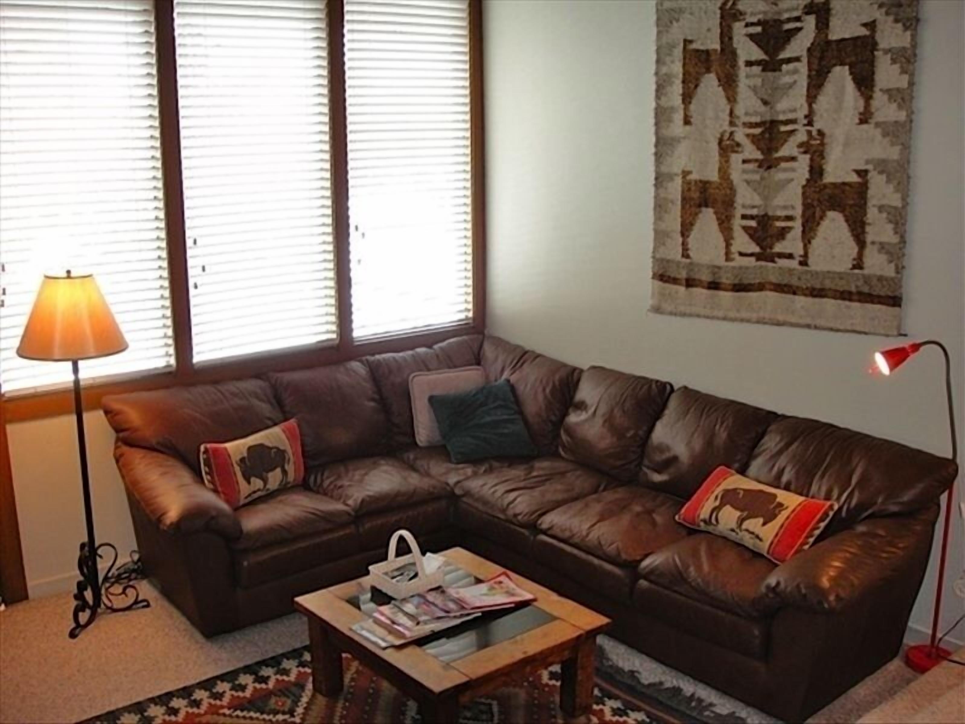 Smart-TV, peis, DVD-spiller og stereoanlegg