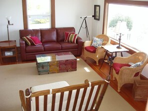 Smart TV, DVD player, books, video library - Point Robinson Lighthouse - Keeper's Quarters A (Vashon Island)