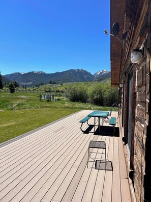Outdoor dining - Log Cabin On Historic Yellowstone Park Ranch on the McDonald Ranch (Gardiner)