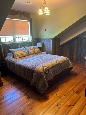 5 bedrooms, iron/ironing board, WiFi, bed sheets - Log Cabin On Historic Yellowstone Park Ranch on the McDonald Ranch (Gardiner)