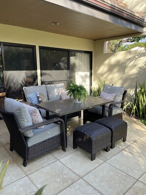 Outdoor dining - Maui Kamaole B101 - Gorgeous designer condo! Modern luxury and great rates! (Kihei)