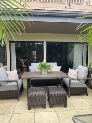 Outdoor dining - Maui Kamaole B101 - Gorgeous designer condo! Modern luxury and great rates! (Kihei)