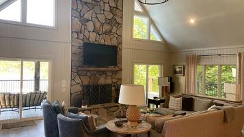 TV connectée, cheminée, table de tennis de table, médiathèque