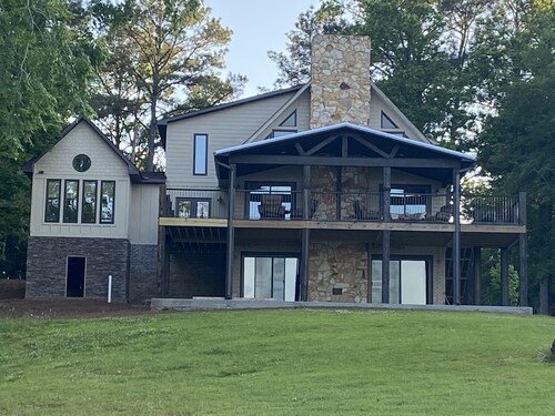 Luxurious Lakefront Retreat