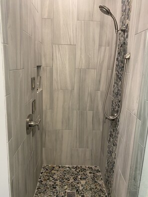 Duschwanne, Handtücher, Seife, Shampoo