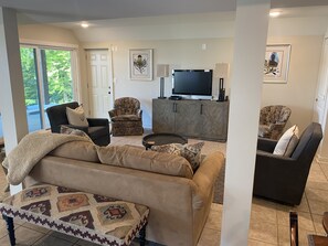 Téléviseur connecté, foyer, table de ping-pong, sélection de musique