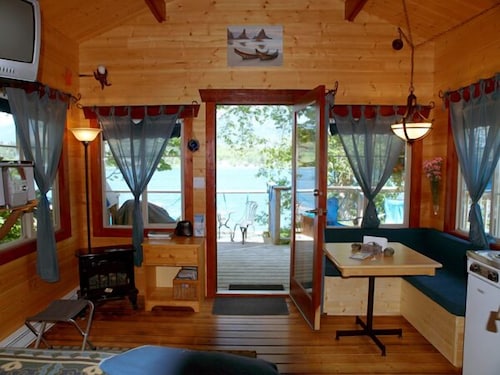 Cozy, romantic waterfront cabin. Sleeps 2, pet-friendly, walk to all amenities.