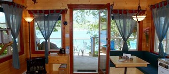 Kodikas, romanttinen ranta mökki. Nukkuu 2, pet-friendly, kävelymatkan päässä kaikki mukavuudet.