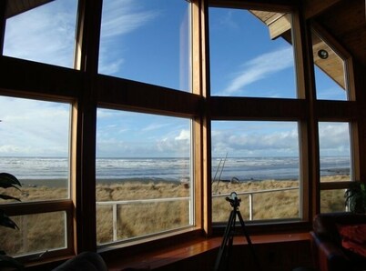 Right On the Beach! Hot Tub, Pet-friendly, Fireplace, WiFi, Best of NW Escapes!