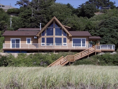 Right On the Beach! Hot Tub, Pet-friendly, Fireplace, WiFi, Best of NW Escapes!