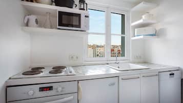 Coffee/tea maker, fridge, microwave, oven