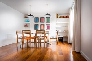 Dining - 1 BR Upper Marais with A/C (Paris)