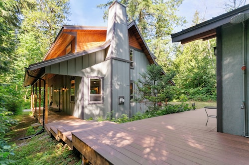 Sasquatch Mountain Hideaway, 3 Bed, 3 Bath W/ Sauna, Hot Tub, Firepit & WiFi