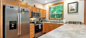 Sasquatch Mountain Hideaway, 3 Bed, 3 Bath W/ Sauna, Hot Tub, Firepit & WiFi