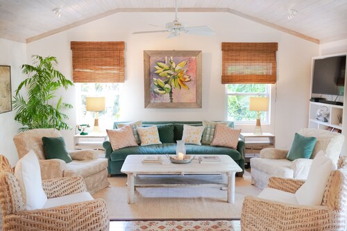 Touchstone's House on Beachside - Tropical 1 Acre Property.