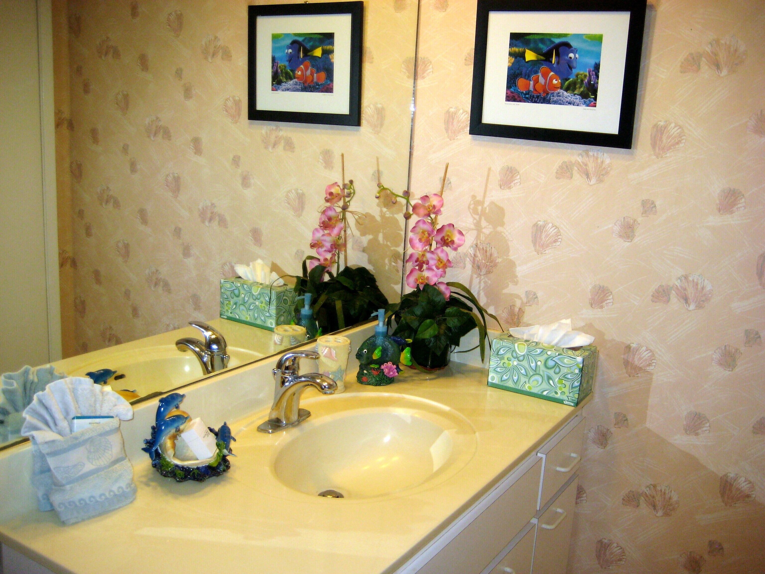 Shower, jetted tub, hair dryer, towels