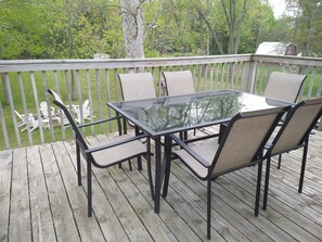 Outdoor dining - Close to South Beach and Kid's Corner with a Huge Yard (South Haven)