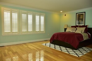 3 habitaciones, tabla de planchar con plancha, wifi y ropa de cama 