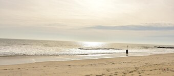 Front de mer, idéal pour la famille et les couples, bel endroit pour les amoureux du coucher du soleil !!!!!!