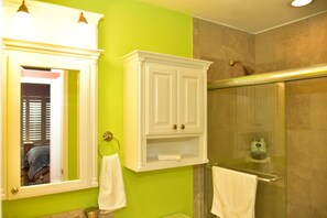 Combined shower/tub, jetted tub, towels