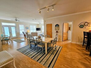 Dining - Morgan's Escape is the best location. Close to beach and pool!!! (Gulf Shores)