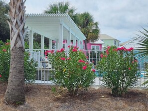 Terrace/patio - Morgan's Escape is the best location. Close to beach and pool!!! (Gulf Shores)