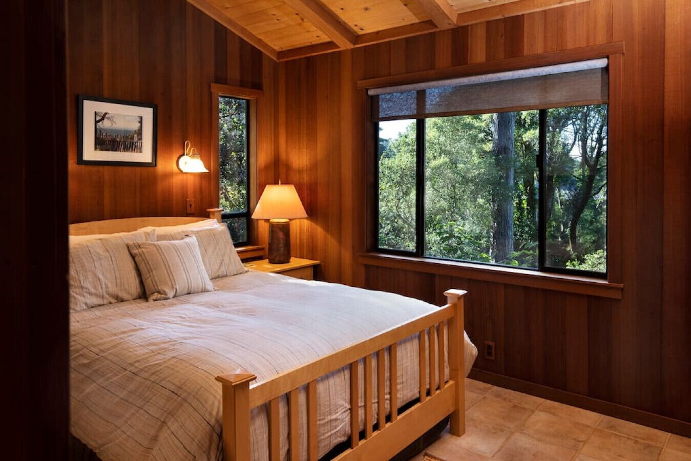 1 habitación, escritorio, tabla de planchar con plancha y cuna de viaje 