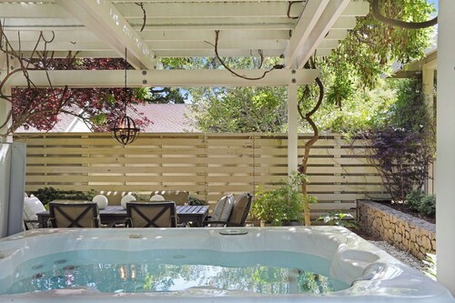 Close to Sonoma Plaza, Bikes Included, Hot Tub