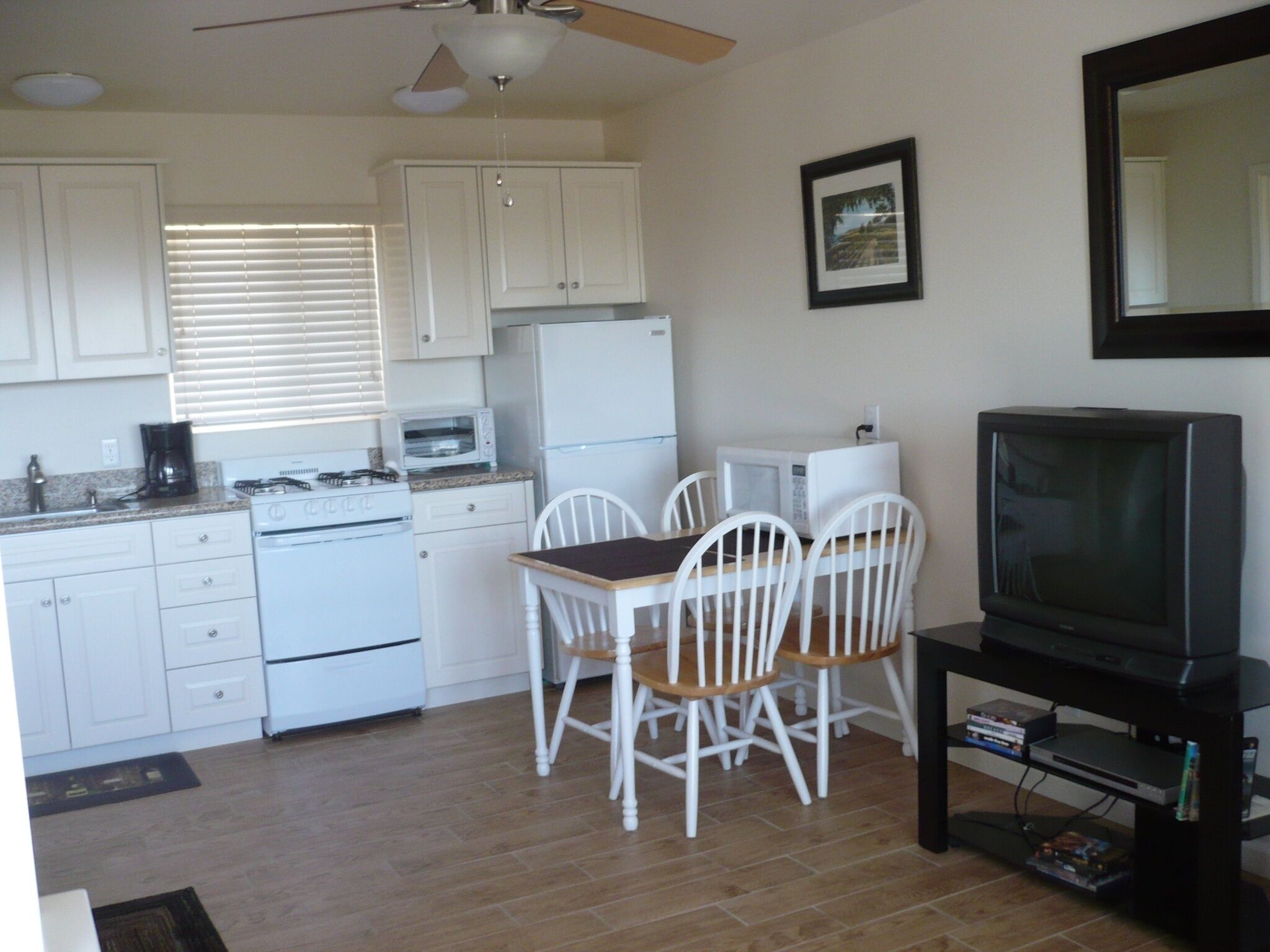 Jääkaappi, mikroaaltouuni, uuni, liesi