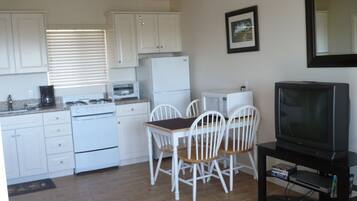 JÀÀkaappi, mikroaaltouuni, uuni, liesi