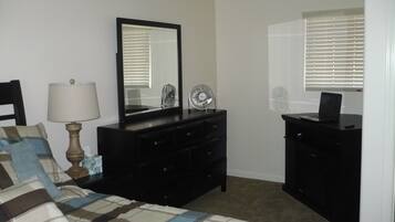 1 habitación, tabla de planchar con plancha y cuna de viaje