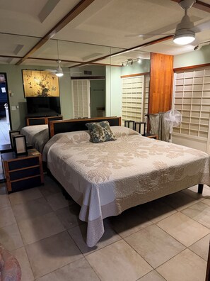 1 bedroom, iron/ironing board, free WiFi, bed sheets - Genuine & Affordable 1250 sqft Big Beach-front Corner Unit (WAIANAE)