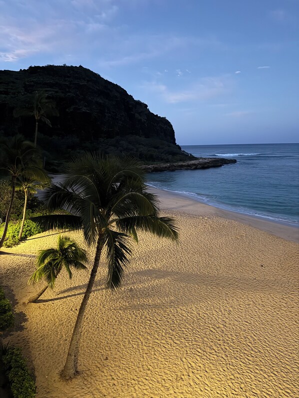 Sur la plage, chaise longue, serviettes de plage