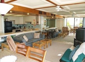 Big living rm. Kitchen w beach ocean view, Comfort new furniture, Flat screen TV