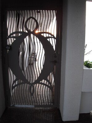 Interior - Genuine & Affordable 1250 sqft Big Beach-front Corner Unit (WAIANAE)