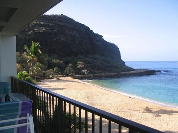 På stranden, solsenger og strandhåndklær