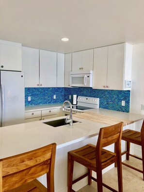 Een koelkast, een magnetron, een oven, een kookplaat